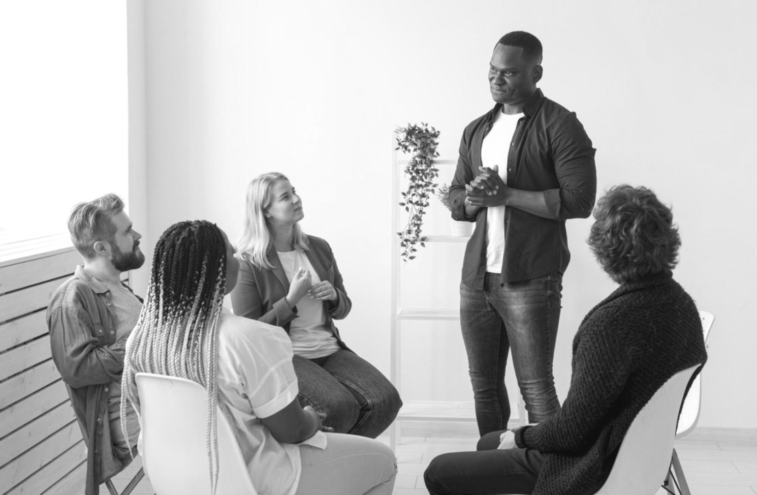 Team bei der Budgetberatung mit Kunden